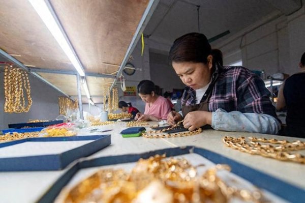 益丰配资 贵州从江：苗乡首饰远销海外 工人赶制国际订单