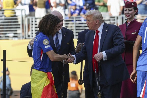 天盈配 无视FIFA主席劝阻 特朗普顺走切尔西世俱杯金牌 原版奖杯他也扣留