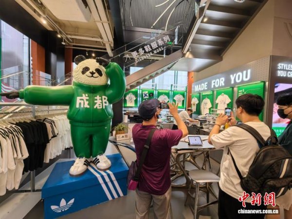楠希配资 (活力中国调研行)“首”经济催热新消费 中国传统商圈加速“出圈”